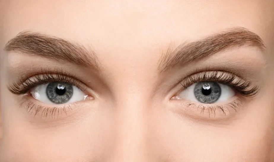 Tiefliegende Augen Nahaufnahme: Referenzfoto der Augenform für das Wimpern-Mapping