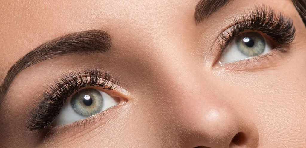 Nach unten geschwungene Augen Nahaufnahme: Referenzfoto der Augenform für das Wimpern-Mapping