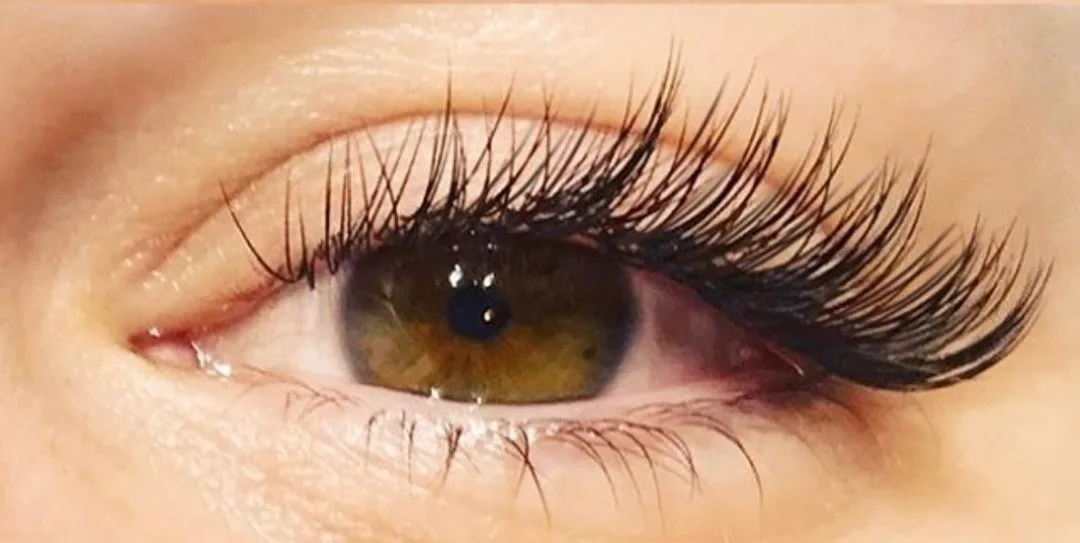 Schlupflider Nahaufnahme: Referenzfoto der Augenform für das Wimpern-Mapping