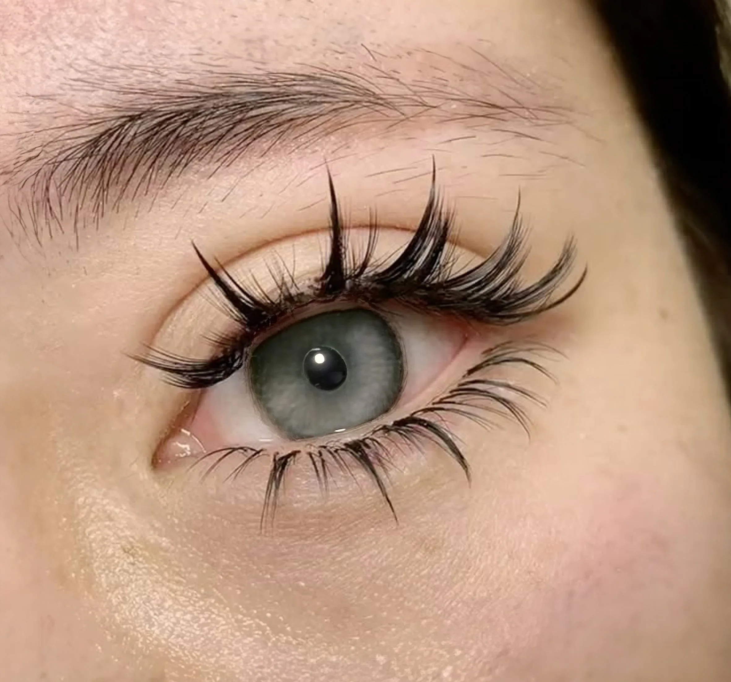 Weit auseinanderliegende Augen Nahaufnahme: Referenzfoto der Augenform für das Wimpern-Mapping