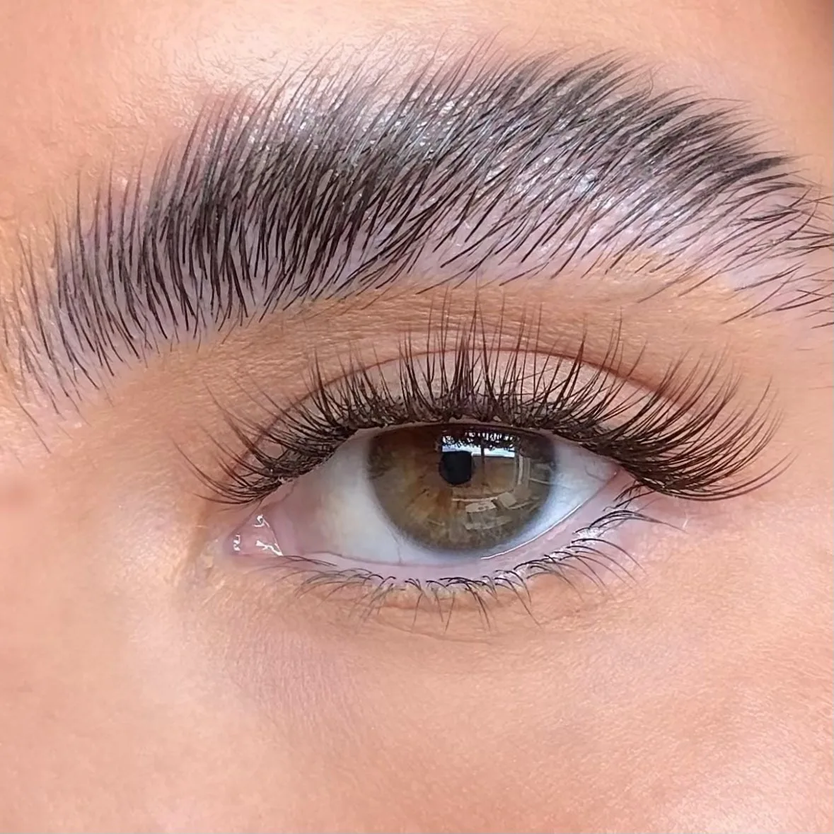 Wimpernverlängerung Natural — Schlupflider, Nahaufnahme