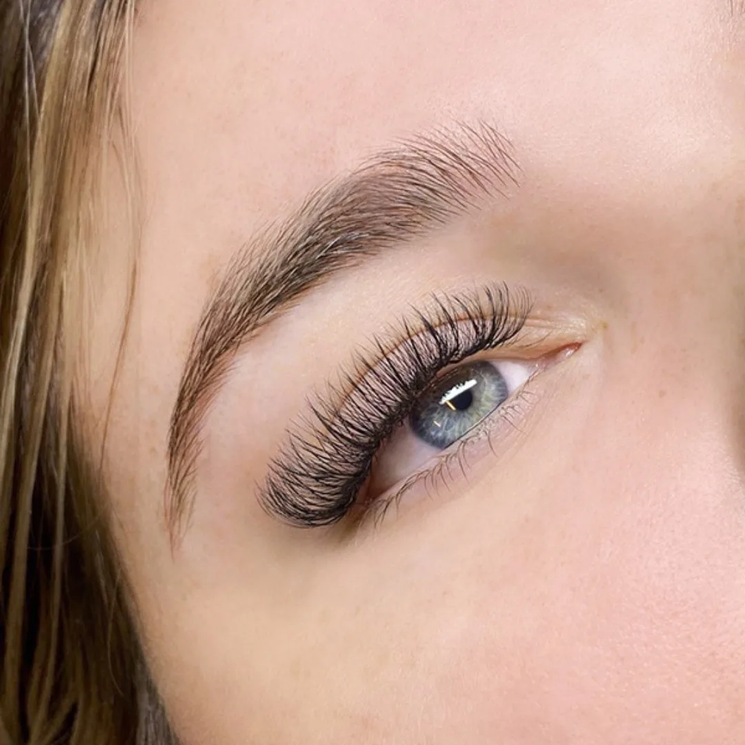 Wimpernverlängerung Wispy — Schlupflider, Nahaufnahme